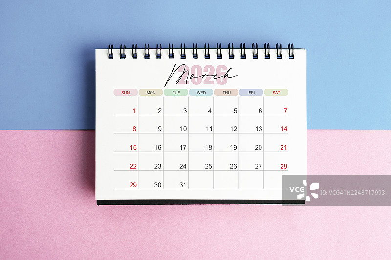 2026年3月桌面日历，背景为蓝粉色，带有阴影。图片素材