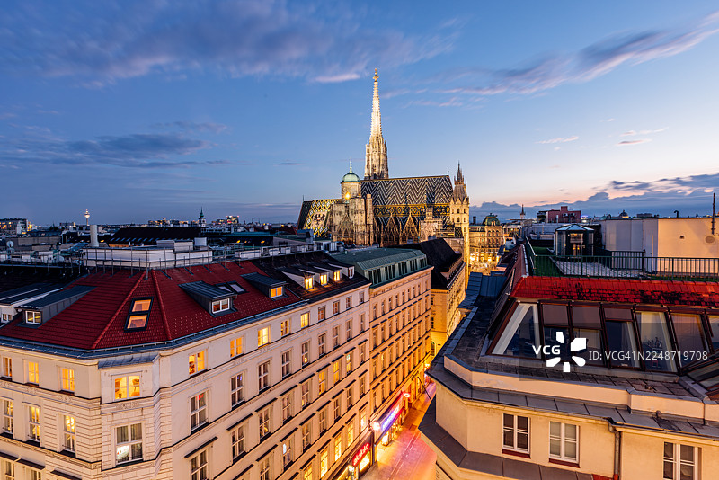 奥地利维也纳历史中心天际线，圣斯蒂芬大教堂在黄昏时分被照亮，鸟瞰图图片素材