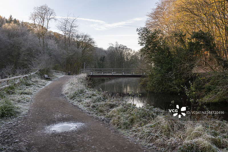 英格兰斯托克波特伊瑟罗乡村公园的寒冷冬日早晨图片素材