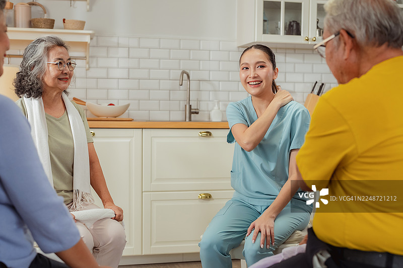 居家护理托儿所，一群亚洲老年女性朋友在护士的陪伴下进行肌肉锻炼和拉伸练习，一位女医生则负责培训、健康生活方式咨询和持续支持。图片素材