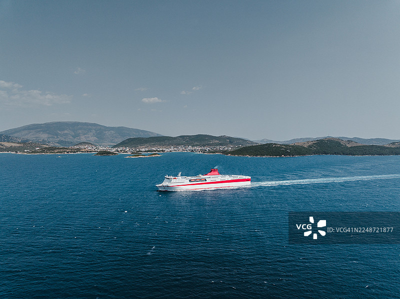 空中俯瞰照片，显示一艘高速渡轮正在爱奥尼亚群岛和阿尔巴尼亚之间航行图片素材