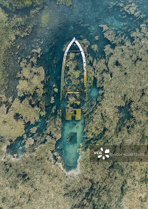 无人机视角直拍阿尔巴尼亚斯库台湖沉船图片素材
