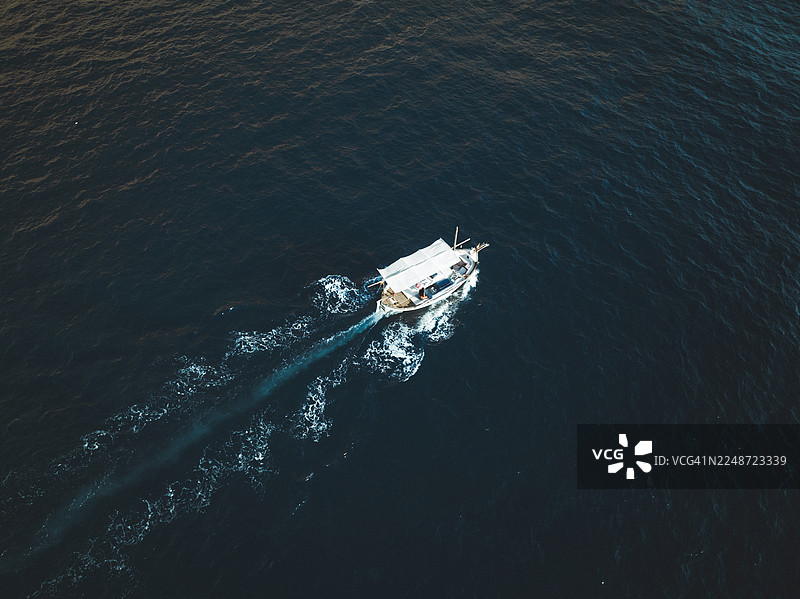 从空中视角拍摄的地中海动力帆船，地点为西班牙巴利阿里群岛的伊维萨岛图片素材