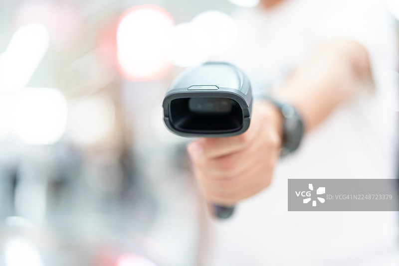 大型超市商品分拣员工图片素材