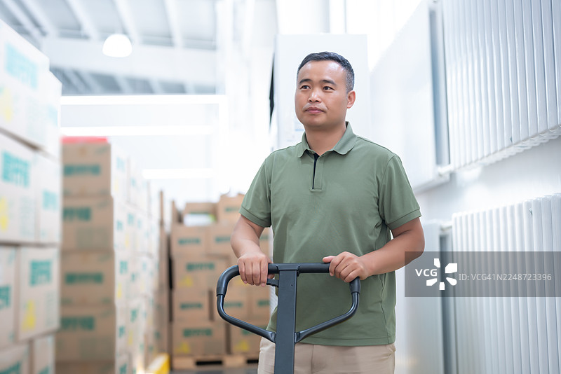 大型超市货物分拣工作人员图片素材