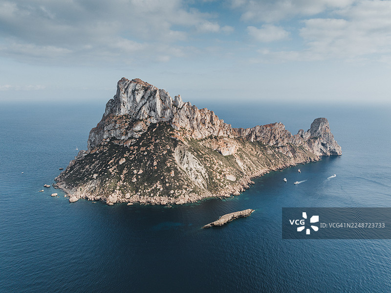空中视角拍摄的西班牙巴利阿里群岛伊比萨岛无人居住的埃斯维德拉岛图片素材