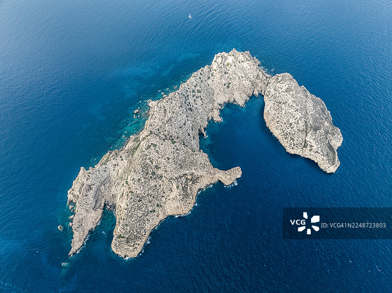 高角度拍摄的西班牙伊维萨岛埃斯维德拉岛附近岩石岛屿的照片图片素材
