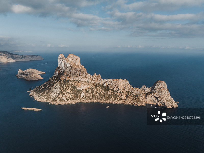 西班牙巴利阿里群岛伊维萨岛，埃斯维德拉岛的鸟瞰侧视角度图片素材