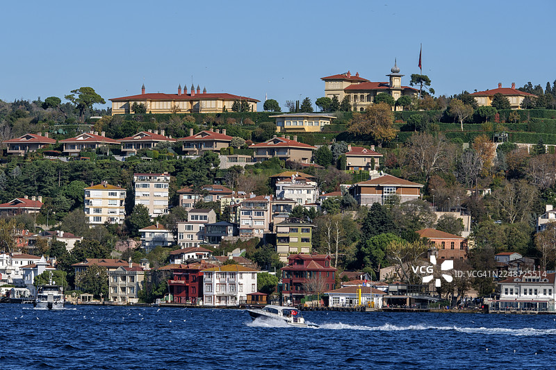 博斯普鲁斯海峡的Çengelköy住宅：山坡上的壮丽景色图片素材