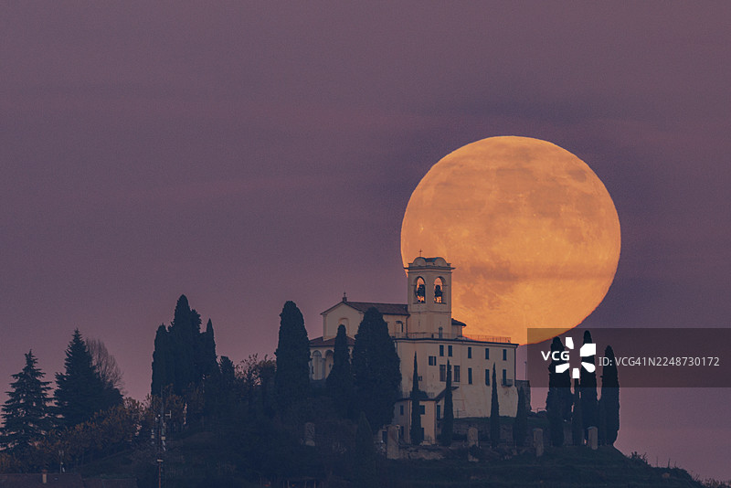 月亮和圣母卡门圣殿图片素材