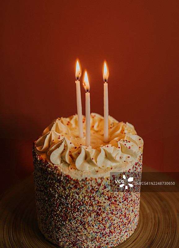 简单的生日蛋糕图片，插有 3 根蜡烛，并留有复制空间。图片素材