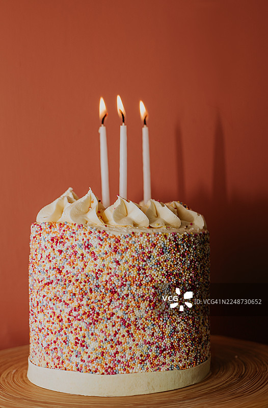 带有3支蜡烛的生日蛋糕的简单图片，并留有复制空间。图片素材