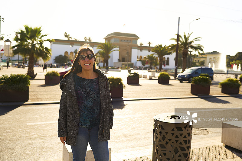 微笑的女士在拉巴特享受阳光明媚的旅行日图片素材