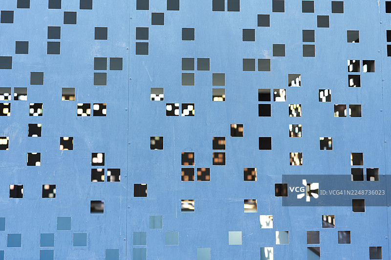 蓝色的金属墙，具有抽象的像素图案和几何方块图片素材