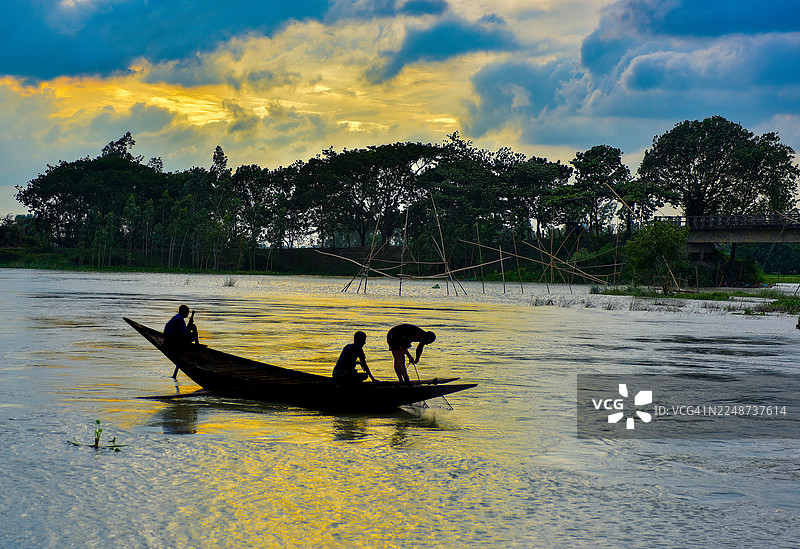 传统渔船与渔网捕鱼方式图片素材