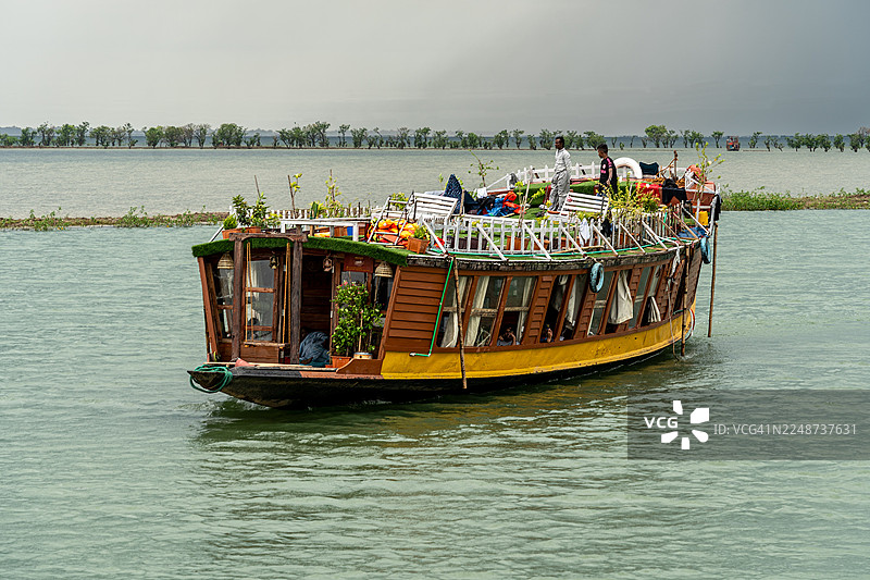 游客们在Tangua Haor的典型船屋图片素材