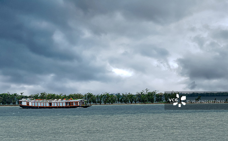 游客在Tangua Haor的典型船屋图片素材