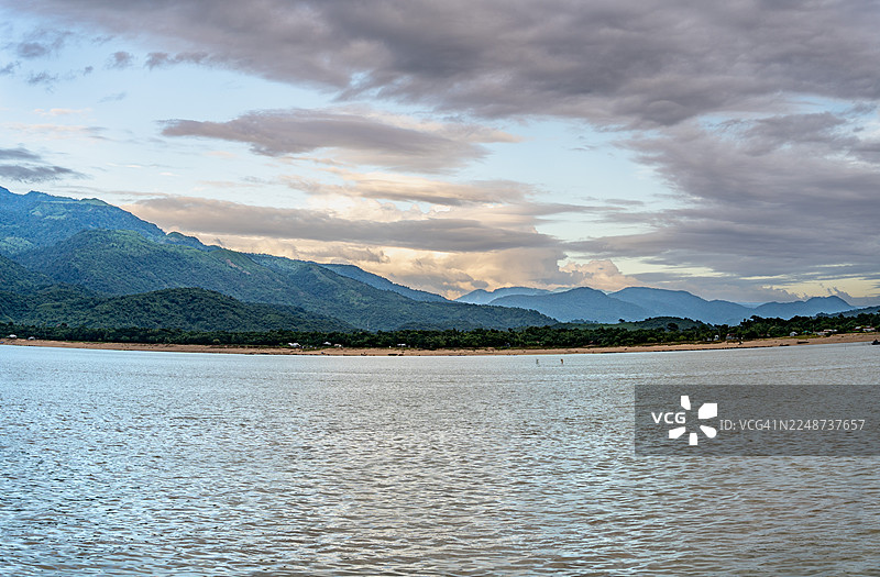 从苏纳姆甘杰的贾杜卡塔河（Jadukata River）看到的やパノラマ景观，远景是印度境内的山丘图片素材