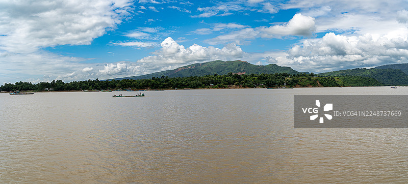 苏南甘杰贾杜卡塔河全景，背景为印度山丘图片素材