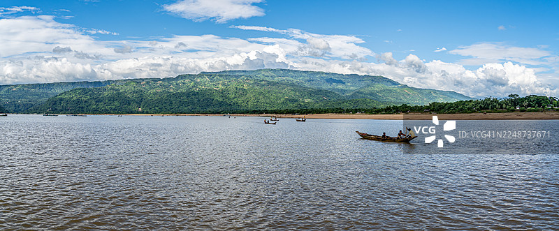 从上往下看，印度背景下的山上，苏纳姆甘杰贾杜卡塔河的全景图片素材