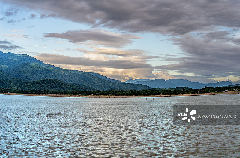 从锡尔海特锡尔海特贾杜卡塔河的全景，背后是印度山丘图片素材