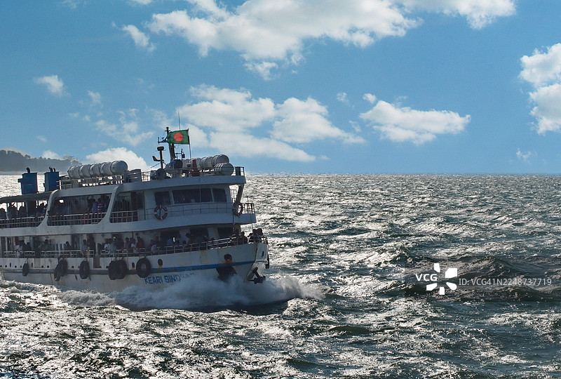 一艘载着乘客从中圣马丁岛返回大陆的船只，航行在中午波光粼粼的海面上图片素材