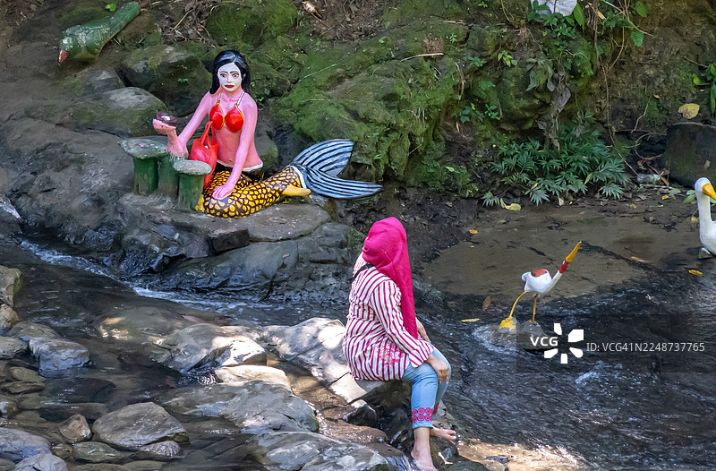 玛德布昆达瀑布附近的 the mermaid statue 和真人模特图片素材
