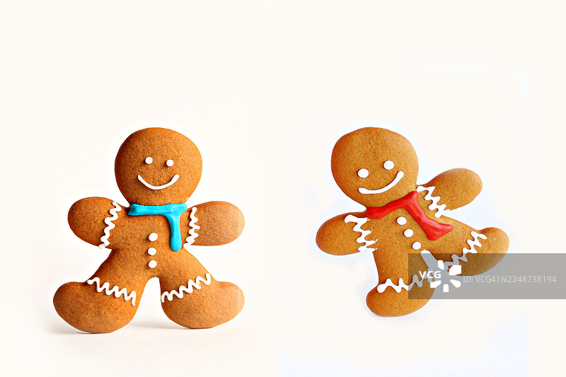 白色背景上的跳舞姜饼人图片素材