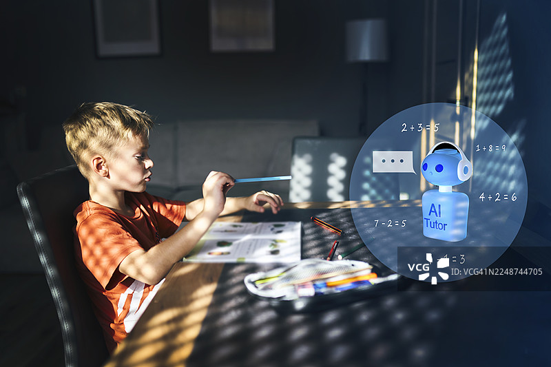 男孩在家与AI导师圆形全息图一起学习数学图片素材