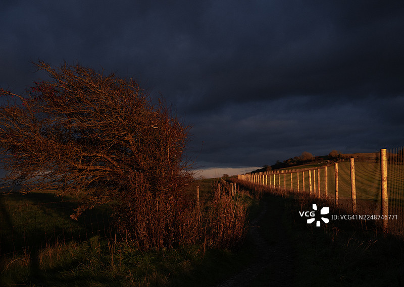 英格兰乡村日落的戏剧性天空图片素材
