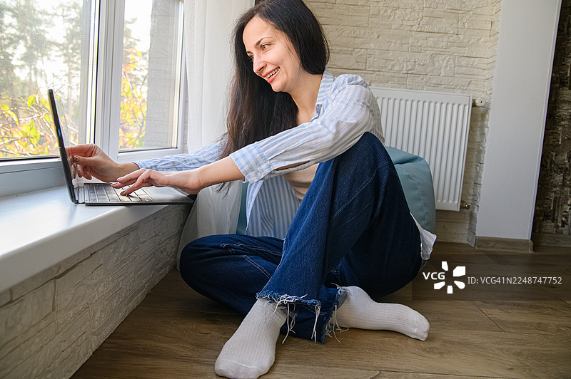 远程办公与窗边的居家生活图片素材