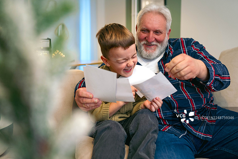开心的祖父和孙子在一起享受欢乐时光图片素材