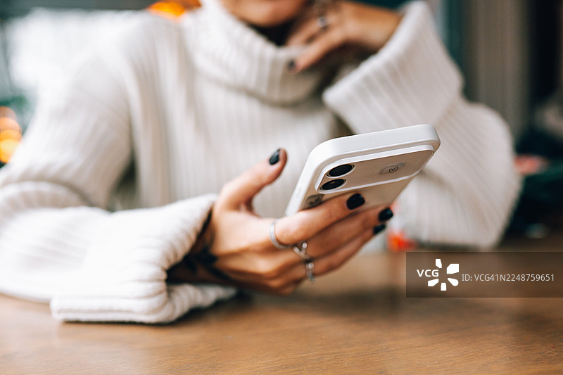 女性的手与智能手机技术互动图片素材