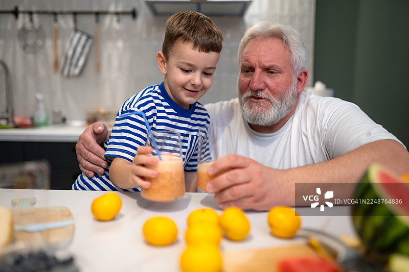 健康的冰沙是我们最喜欢的饮品图片素材