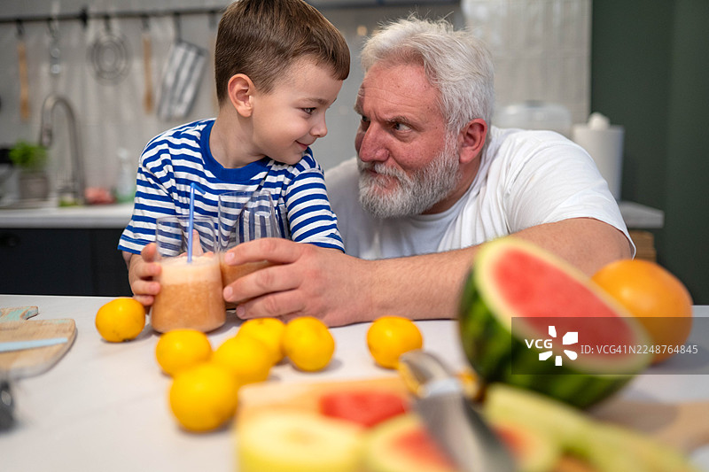 健康的冰沙是我们最喜欢的饮品图片素材