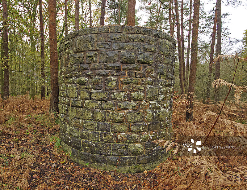 废弃的铁路隧道通风口图片素材