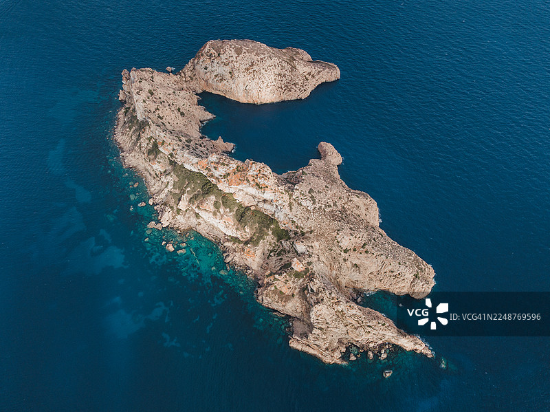 从空中视角拍摄的埃斯维德拉岛附近岩石岛，伊维萨岛，巴利阿里群岛，西班牙图片素材
