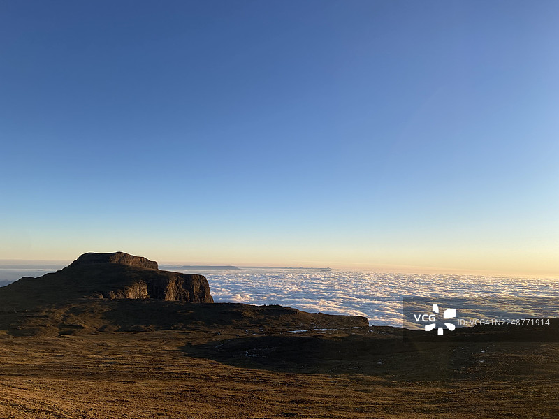 日出时，雄伟的山峰从云海中升起，构成一幅令人惊叹的宁静自然景观，南非奥卡兰巴，德拉肯斯堡太阳酒店图片素材