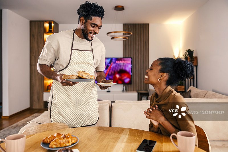 男友在家为女友准备早餐图片素材