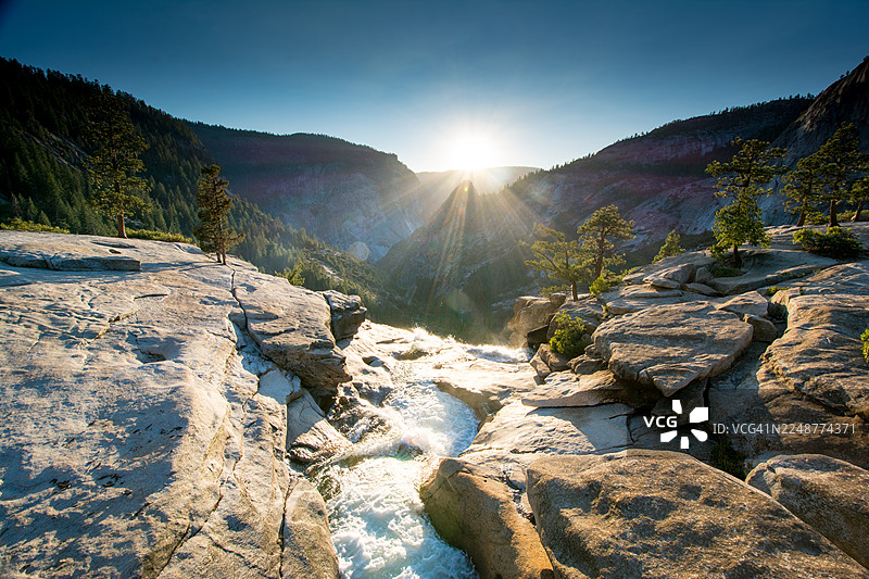 黄金时刻，美国优胜美地国家公园，宏伟的山景，流淌的瀑布和阳光图片素材