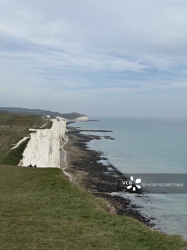 多佛尔的白色悬崖，俯瞰着阴云密布天空下的宁静大海图片素材