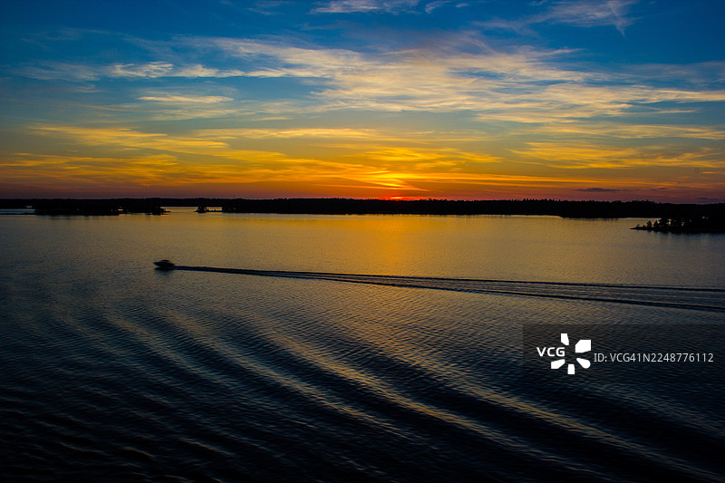 瑞典，日落时分，海上船只的风景画图片素材
