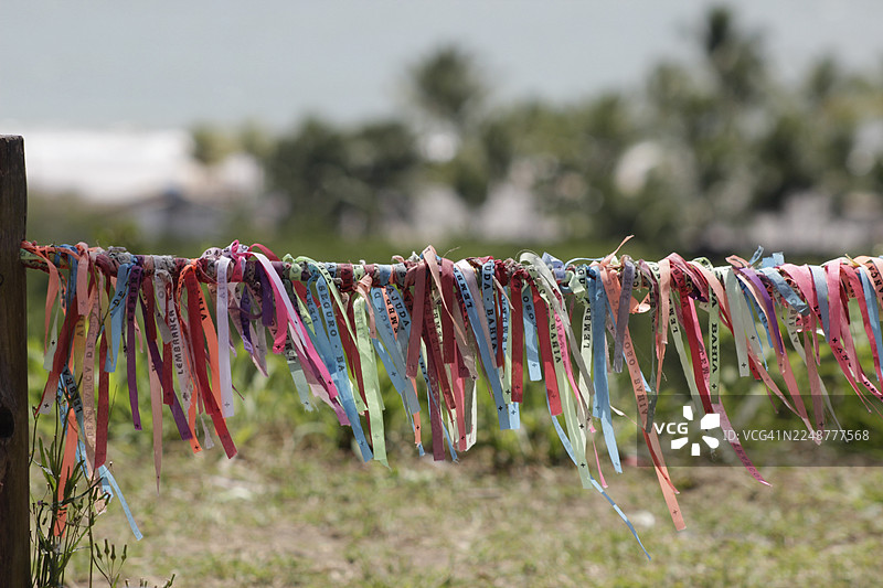 巴西巴伊亚州，绑在栅栏上的彩色丝带，也称为“恩典之主之带”（Fita do Senhor do Bonfim），象征着愿望和好运图片素材