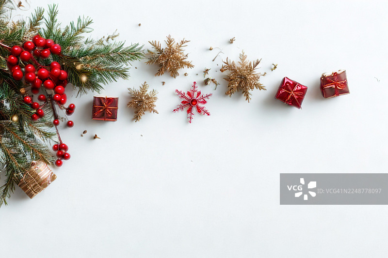 白色背景上的圣诞装饰品俯视镜头图片素材