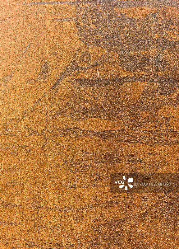 闪耀金色闪光的抽象全景背景，带有深色图案图片素材