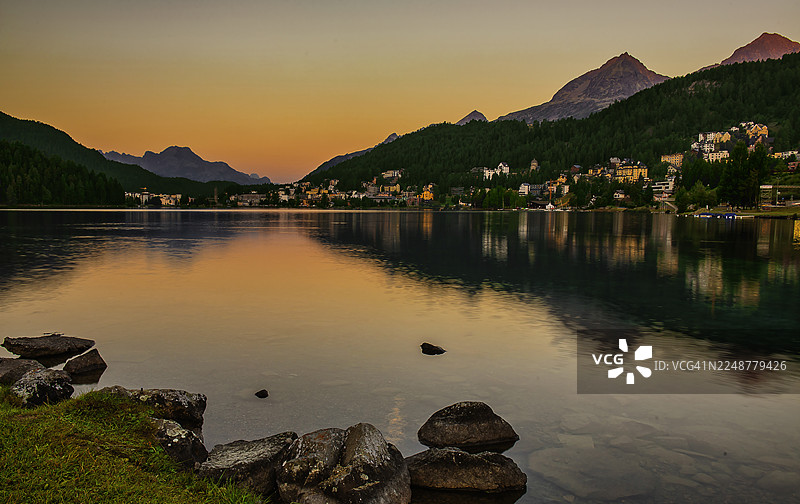 日落时分，瑞士锡尔瓦普拉纳湖畔山城宁静倒影图片素材