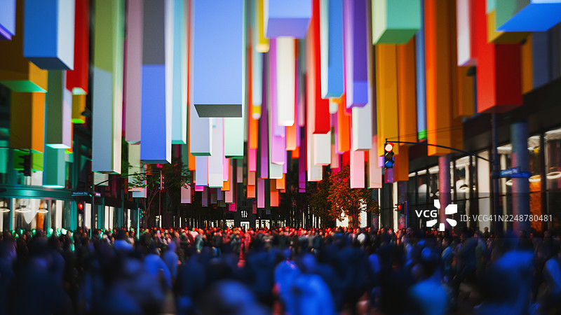 矩形悬浮在拥挤的城市街道上方图片素材