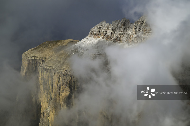 戏剧性的山区景观，崎岖的山峰笼罩在充满氛围的云层中，意大利利维纳尔隆戈-德尔科尔迪拉纳，波尔多伊山口图片素材