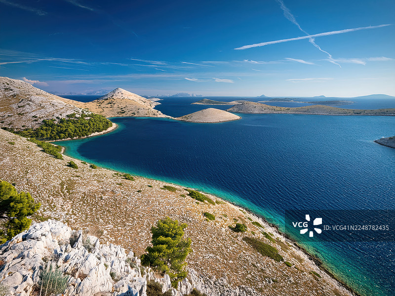 令人惊叹的科纳提海岸航拍，拥有碧绿的海水和湛蓝的天空，营造出宁静与自然之美，克罗地亚图片素材