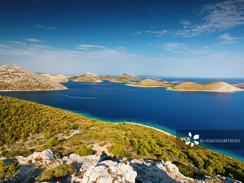 克罗地亚科纳提群岛上空，蔚蓝的亚得里亚海与众多小岛在晴朗天空下构成令人惊叹的航拍景象图片素材